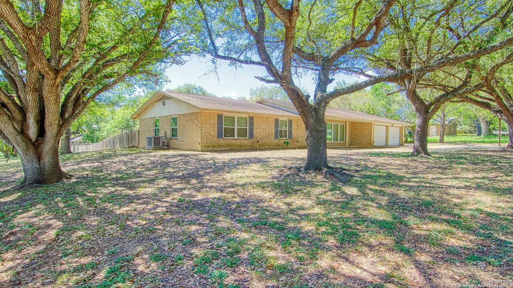 Photo of 806 F St, Floresville, TX 78114 (MLS # 1897003)