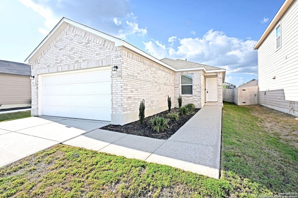 Photo of 512 Dakota Creek, New Braunfels, TX 78130 (MLS # 1918797)