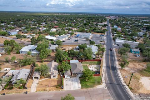 A home in Carrizo Springs