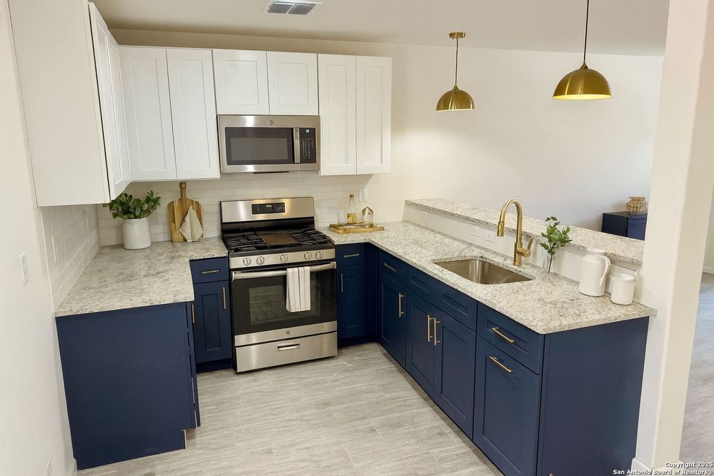 Photo of 701 Burr Oak, Canyon Lake, TX 78133 (MLS # 1925818)