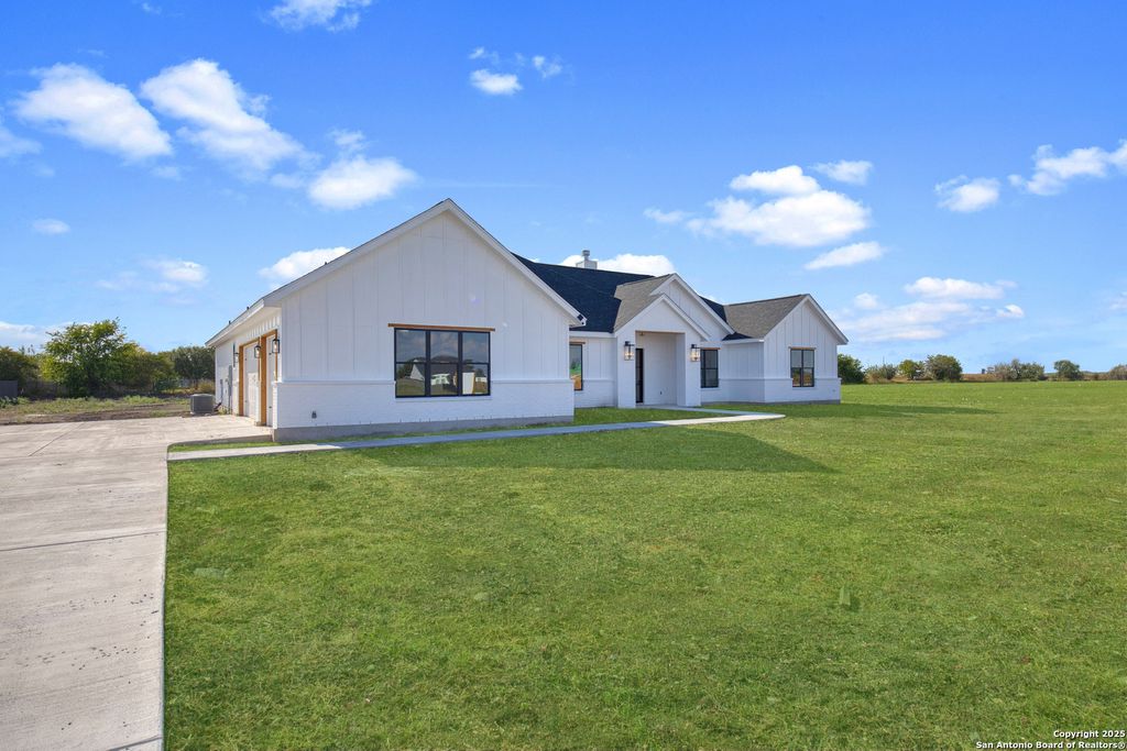 Photo of 222 Double Creek Loop, Seguin, TX 78155 (MLS # 1907740)