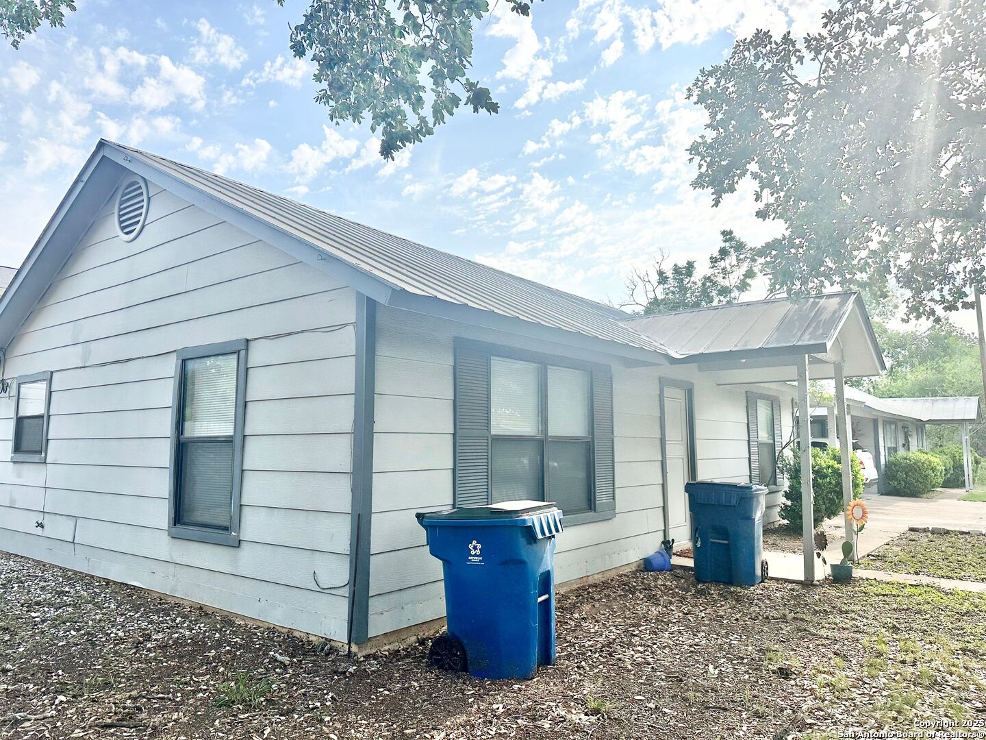 401/403 W Adams