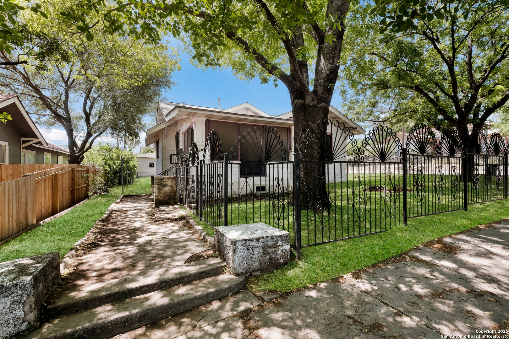 1036 W Russell Pl