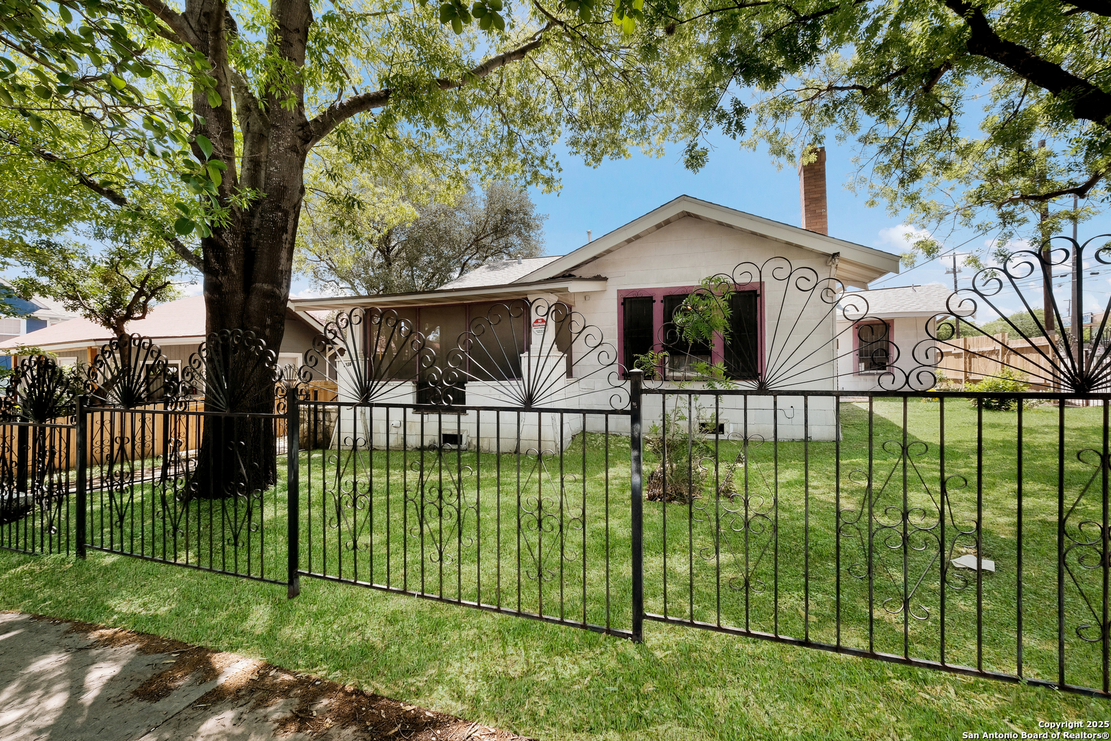 1036 W Russell Pl