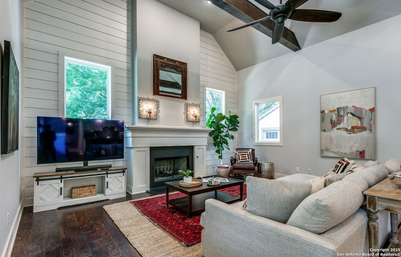 242 E elmview