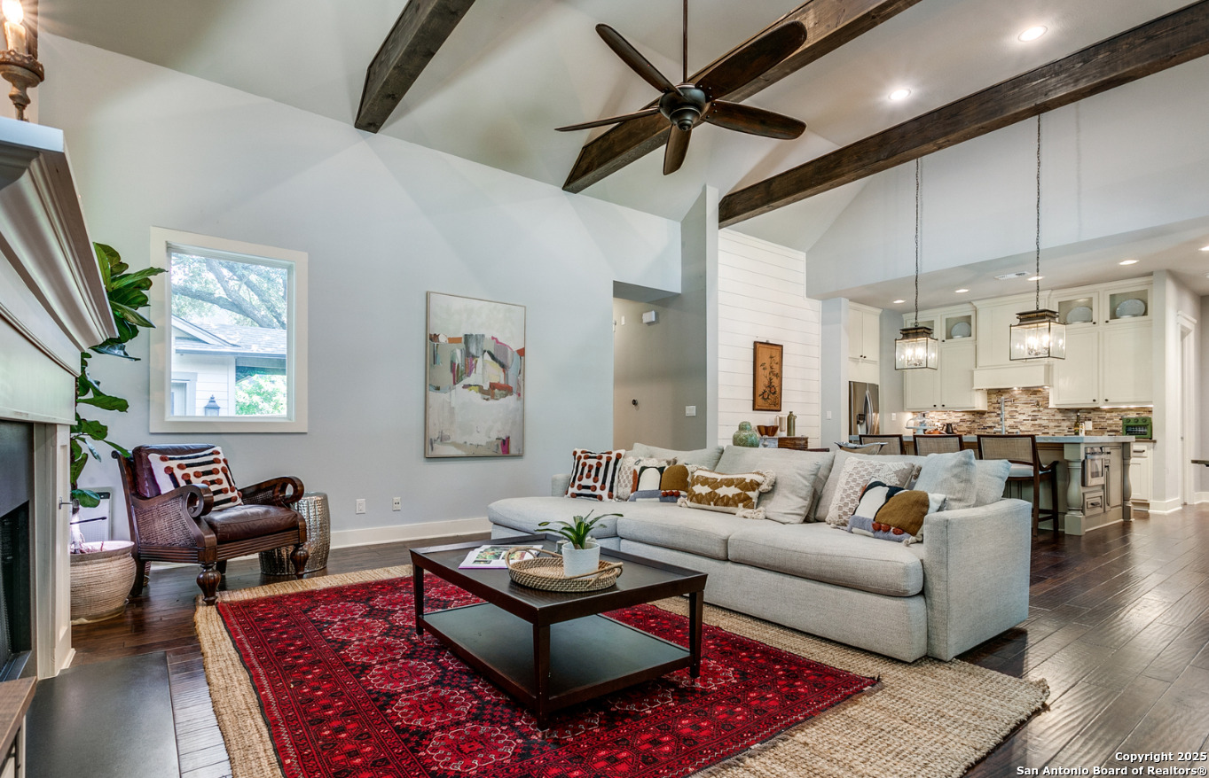 242 E elmview