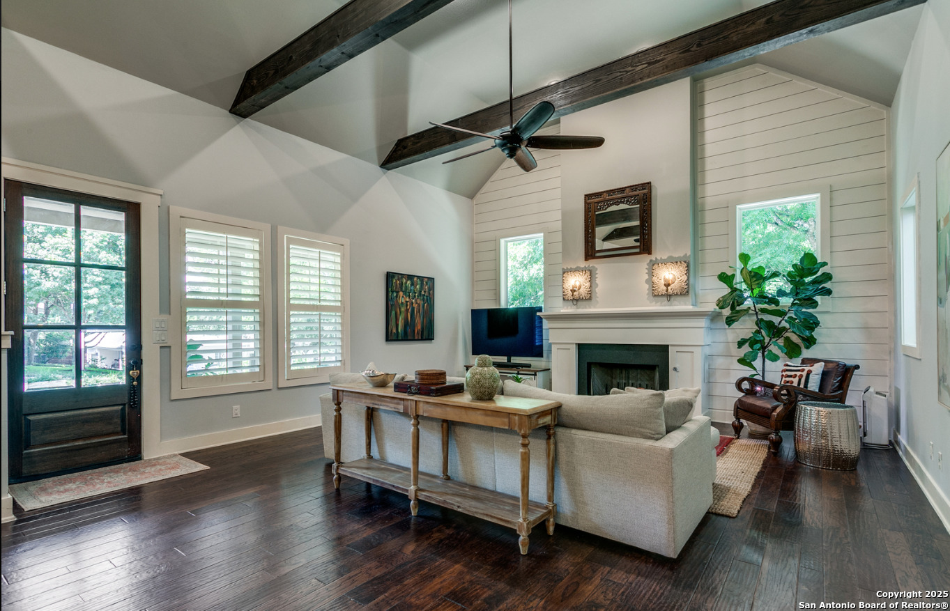 242 E elmview