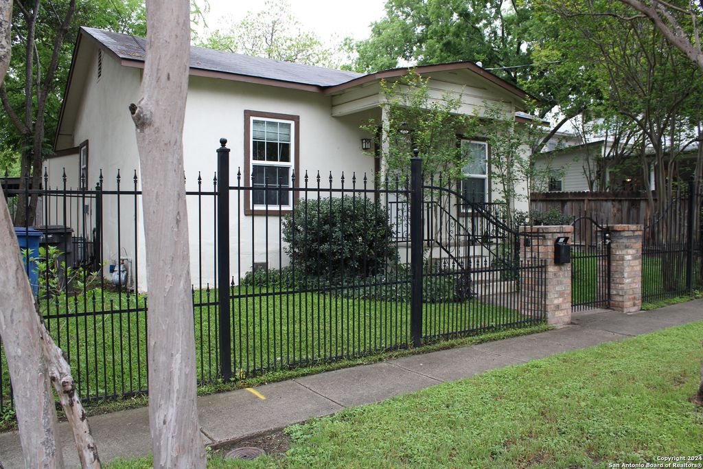 Photo of 415 Kendall St, San Antonio, TX 78212 (MLS # 1938760)