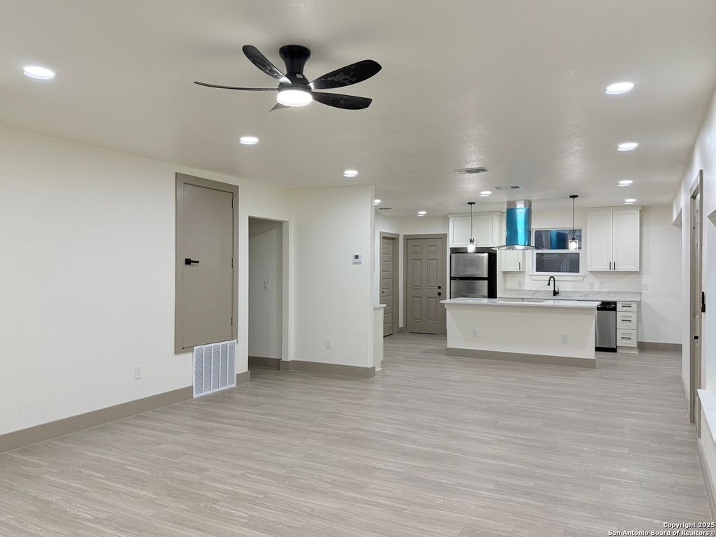 Photo of 422 Merry Ann, San Antonio, TX 78223 (MLS # 1929965)