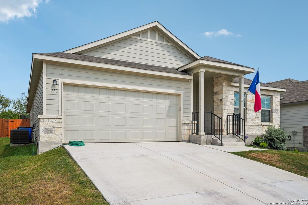 Photo of 633 Oleander, Seguin, TX 78155 (MLS # 1897337)
