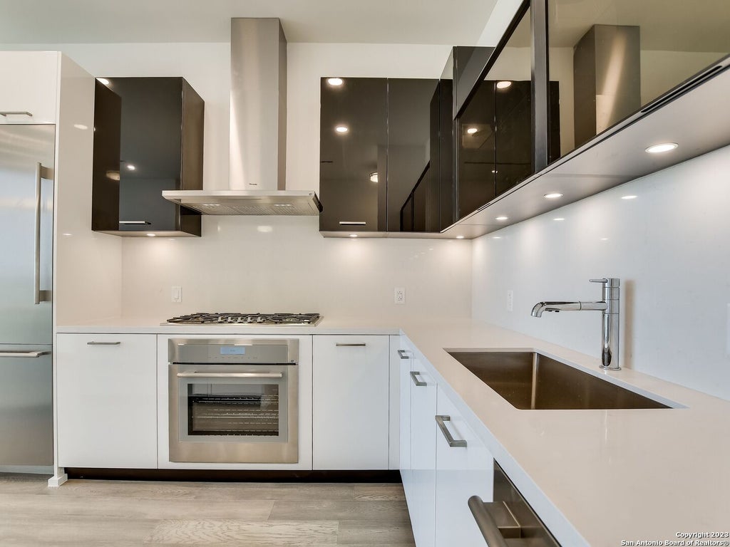 Photo of 123 LEXINGTON AVE 1403 #1403, San Antonio, TX 78205 (MLS # 2013945)