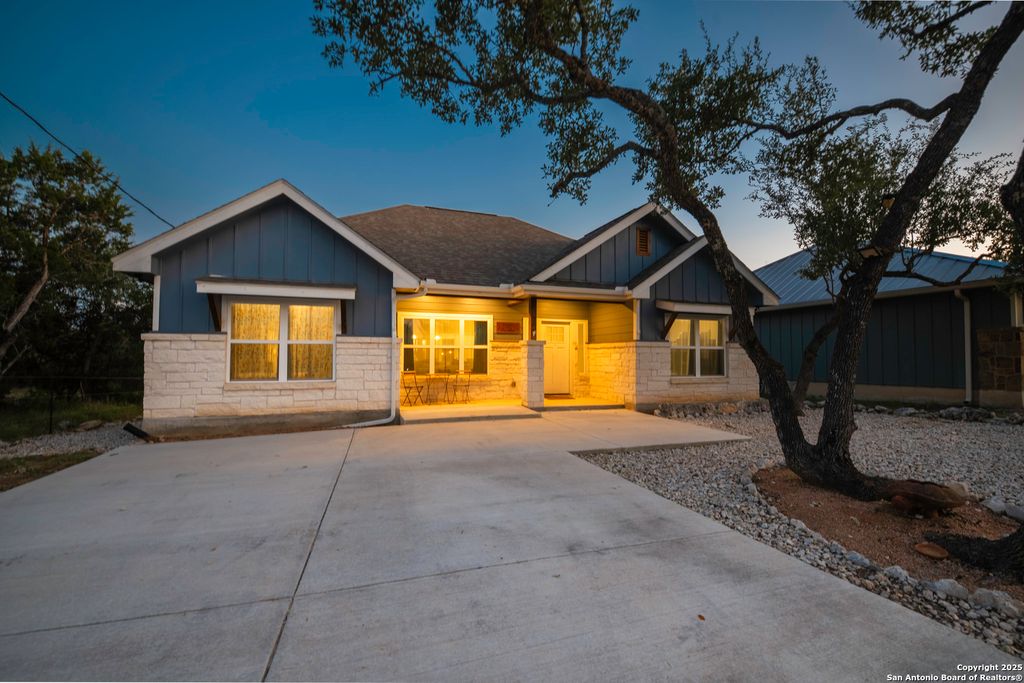 Photo of 986 Paradise, Canyon Lake, TX 78133 (MLS # 1891461)