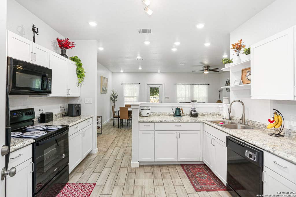 Photo of 4 OAK PLZ, San Antonio, TX 78216 (MLS # 2007119)
