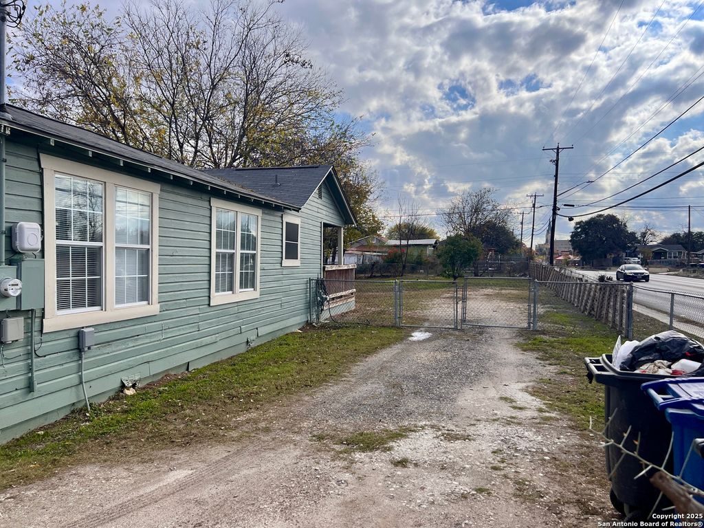 Photo of 4030 W Salinas, San Antonio, TX 78207 (MLS # 1930093)