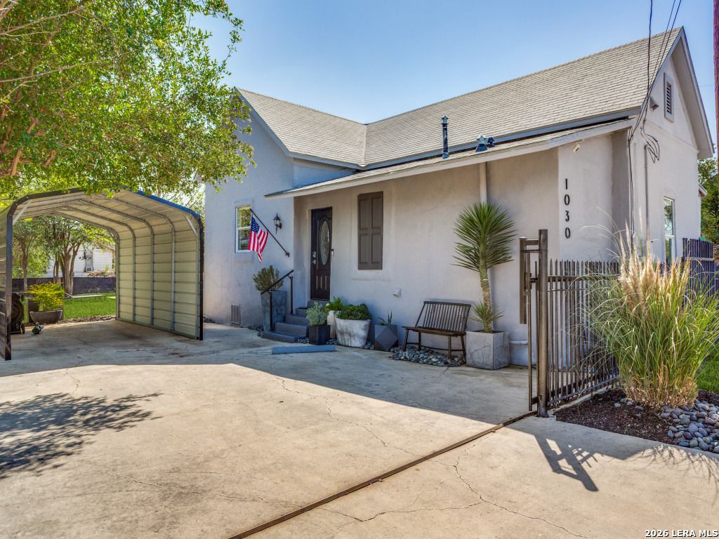 Photo of 1030 Montana &amp; 207 S Palmetto, San Antonio, TX 78203 (MLS # 1951211)