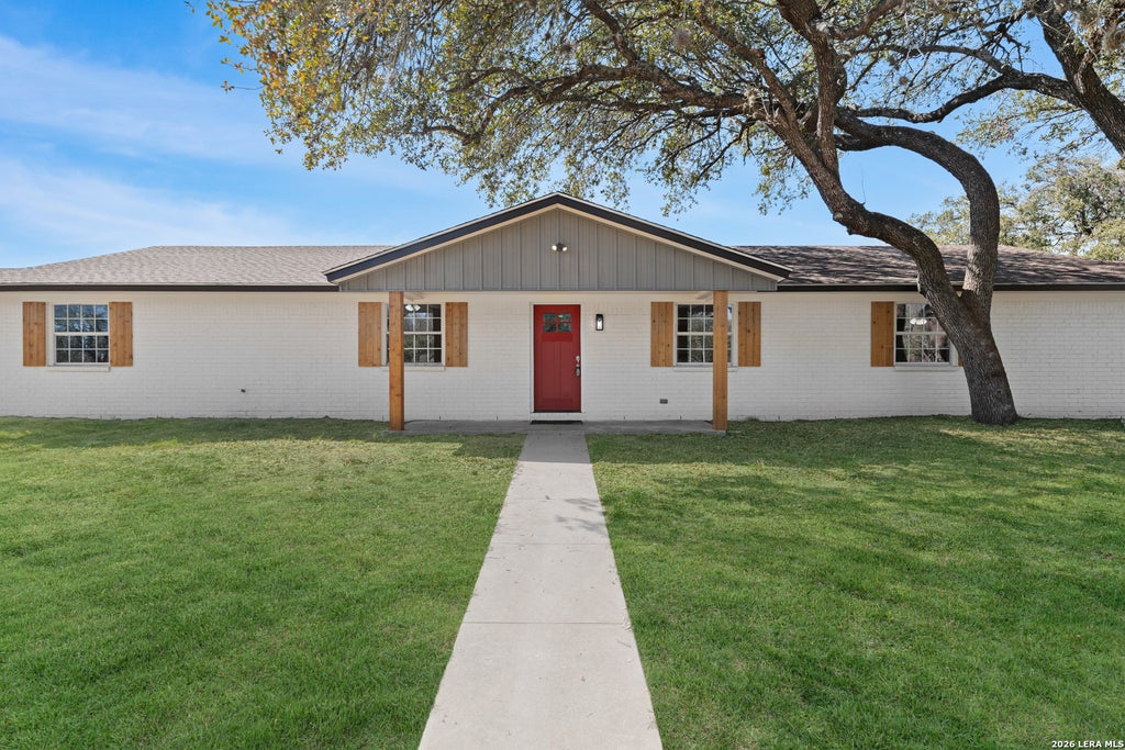 Photo of 113 CRESTLINE DR, Pleasanton, TX 78064 (MLS # 2009958)