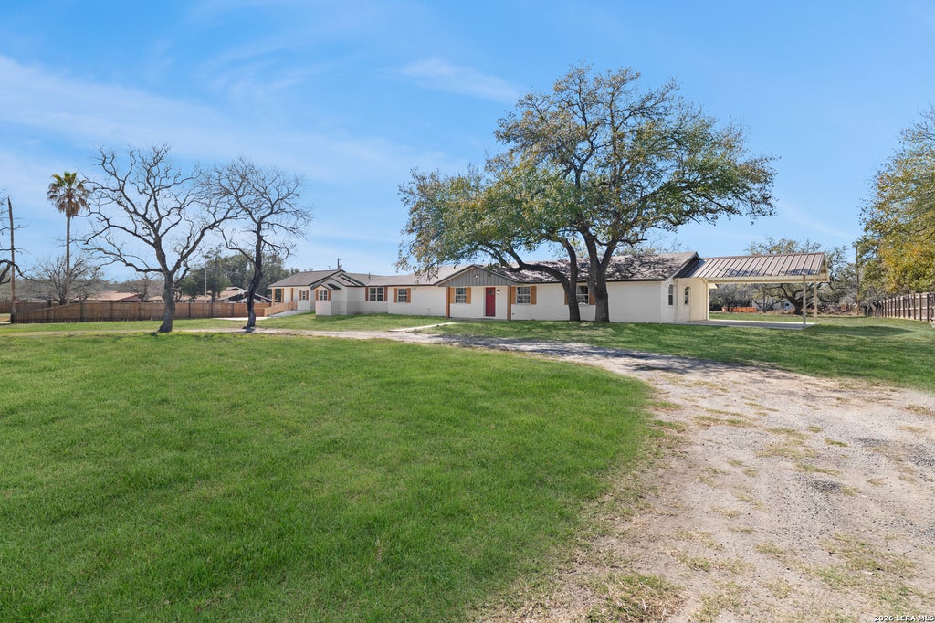 Photo of 113 CRESTLINE DR, Pleasanton, TX 78064 (MLS # 2009958)