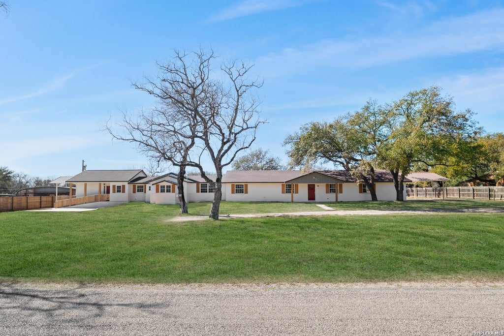 Photo of 113 CRESTLINE DR, Pleasanton, TX 78064 (MLS # 2009958)