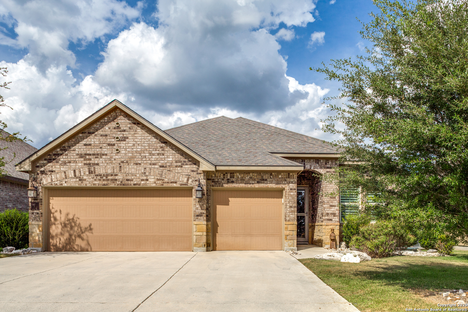 21 Mariposa Pkwy W