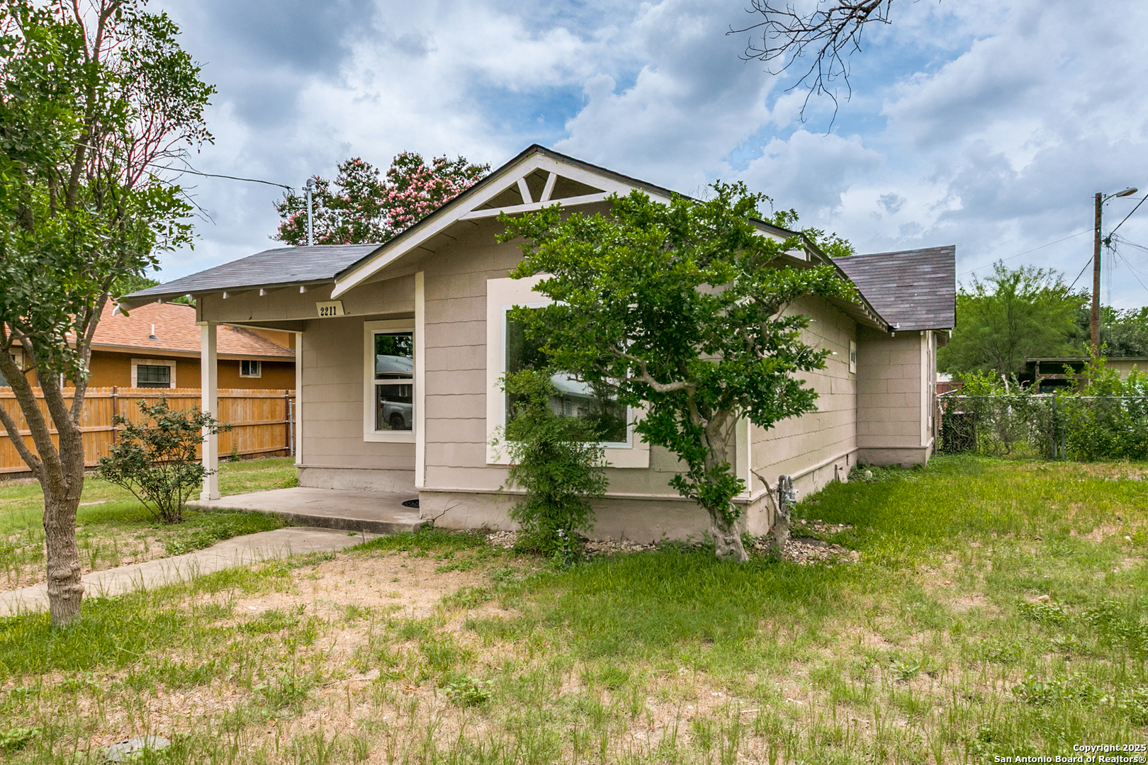 2211 N Calaveras