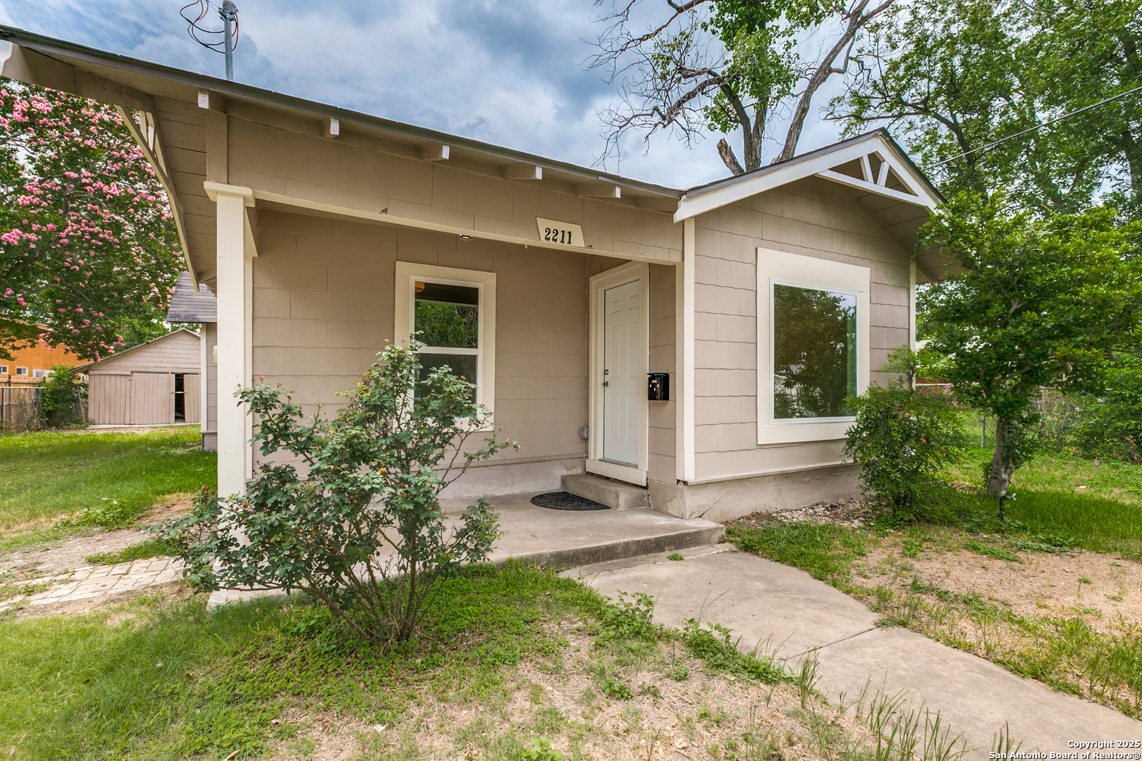 2211 N Calaveras