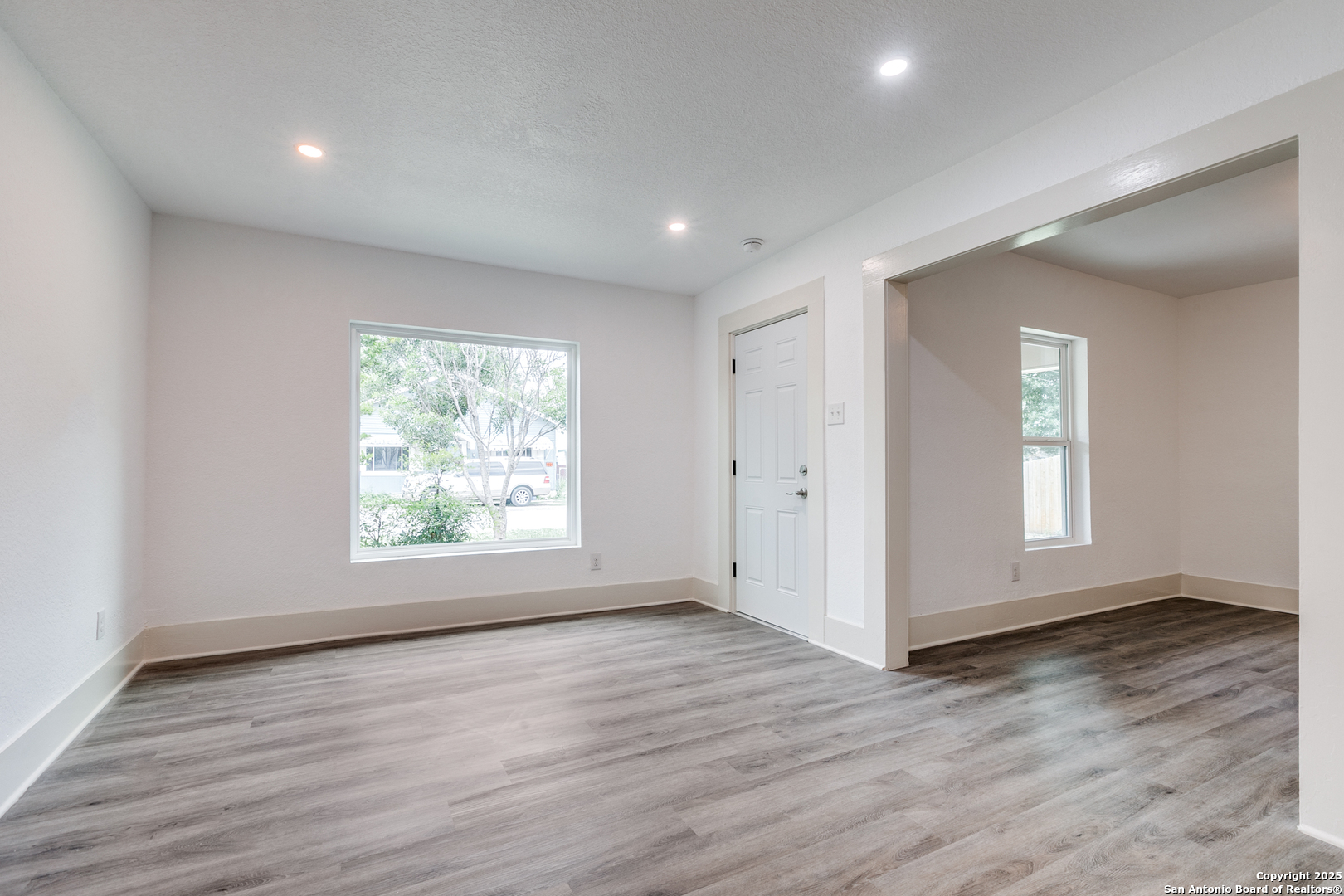 2211 N Calaveras