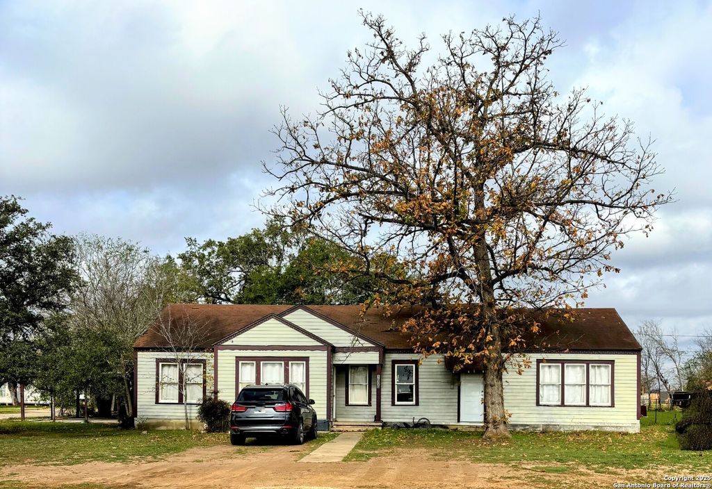 Photo of 1000 E 2nd, Nixon, TX 78140 (MLS # 1929726)