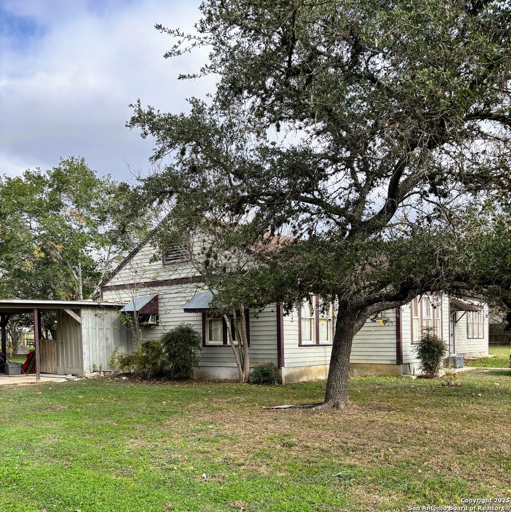 Photo of 1000 E 2nd, Nixon, TX 78140 (MLS # 1929726)
