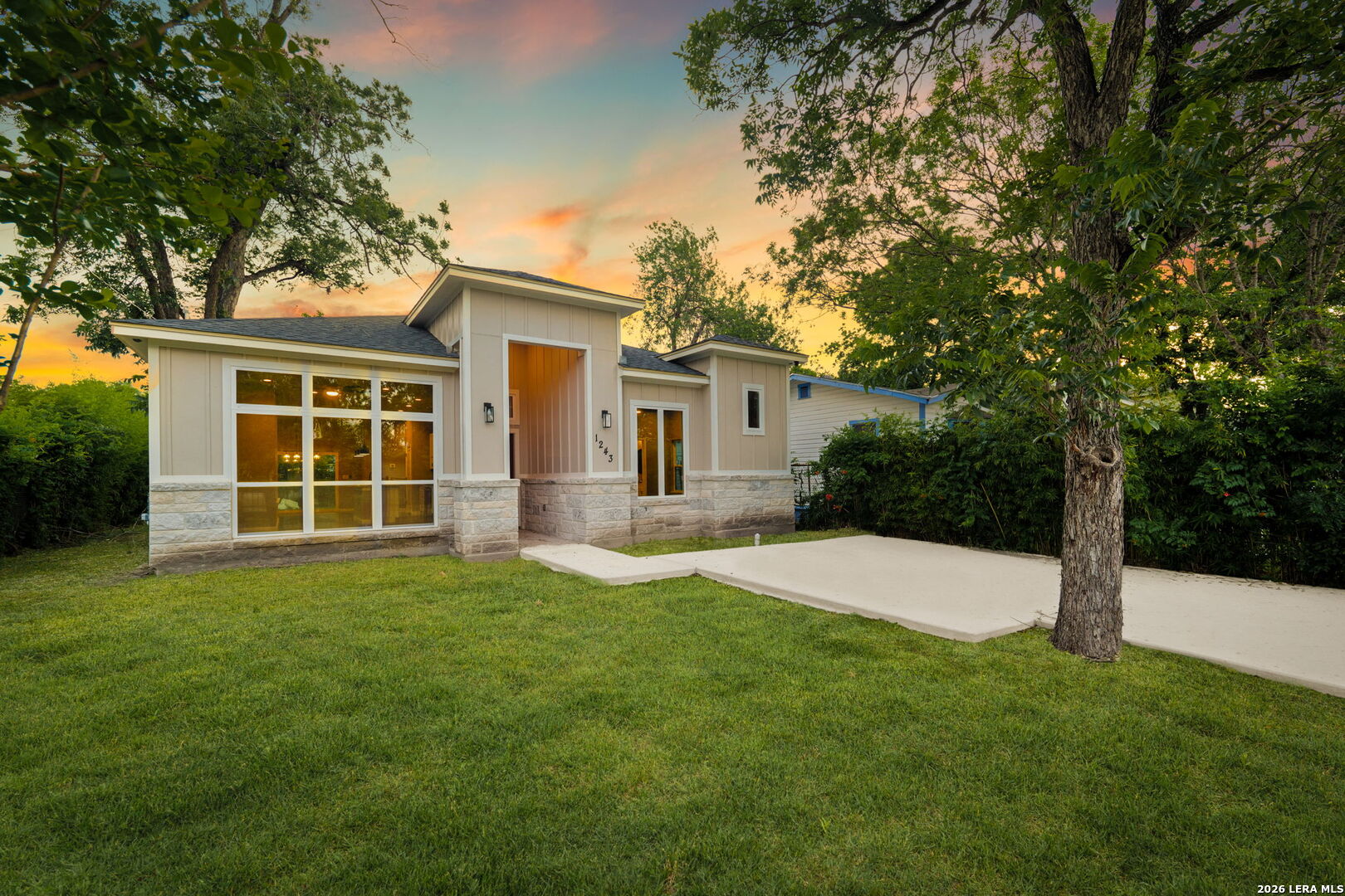 1243 W HARLAN AVE