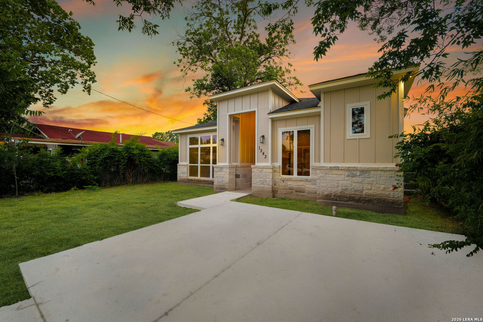 1243 W HARLAN AVE