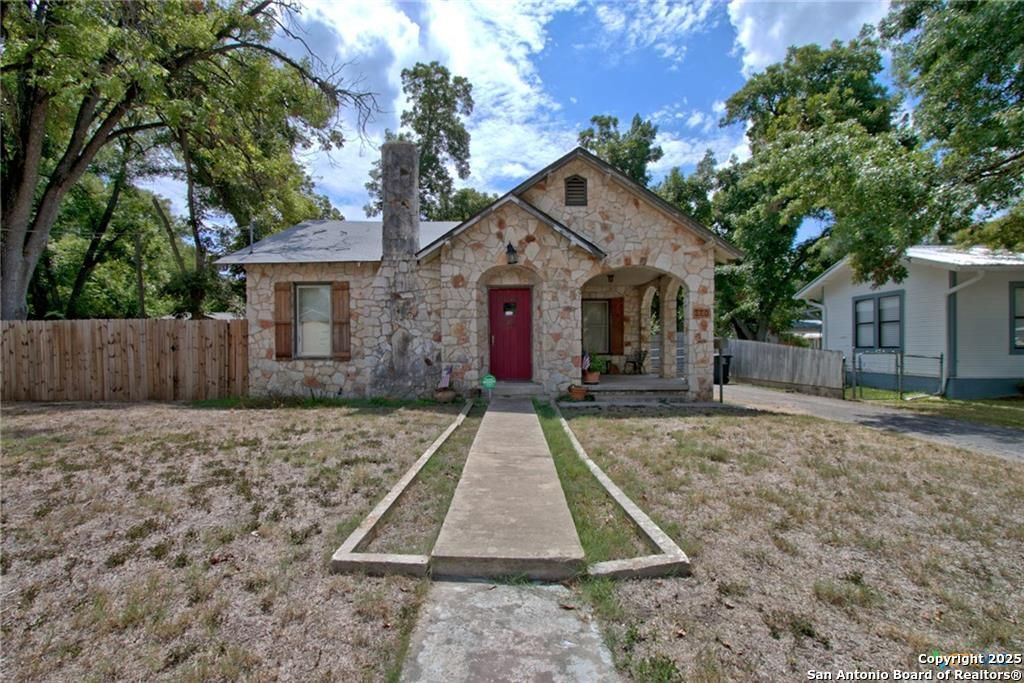 Photo of 320 E Faust, New Braunfels, TX 78130 (MLS # 1927966)