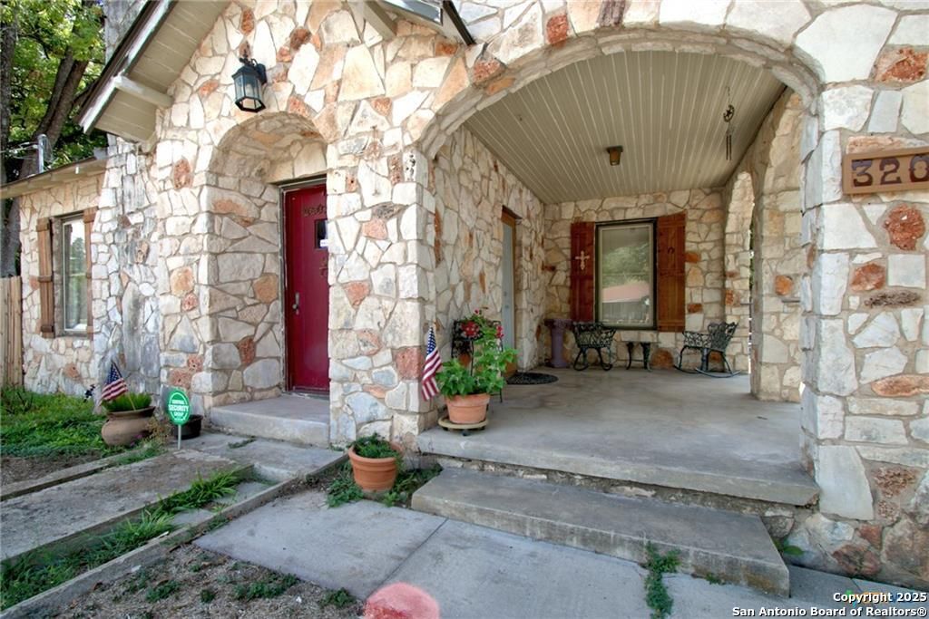 Photo of 320 E Faust, New Braunfels, TX 78130 (MLS # 1927966)