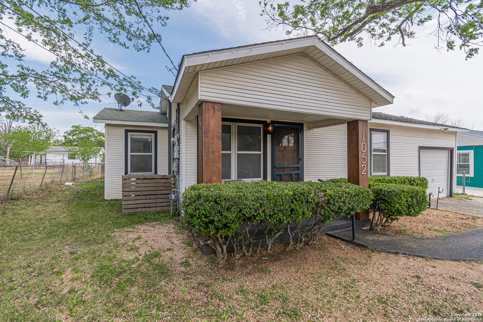 1052 DUNLAP DR