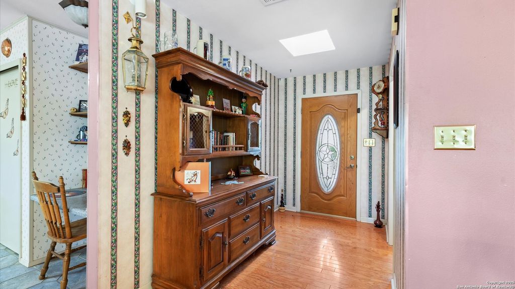 Photo of 949 Burges, Seguin, TX 78155 (MLS # 1915831)