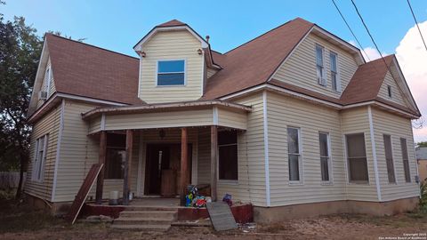 1602 Avenue U Hondo TX 78861