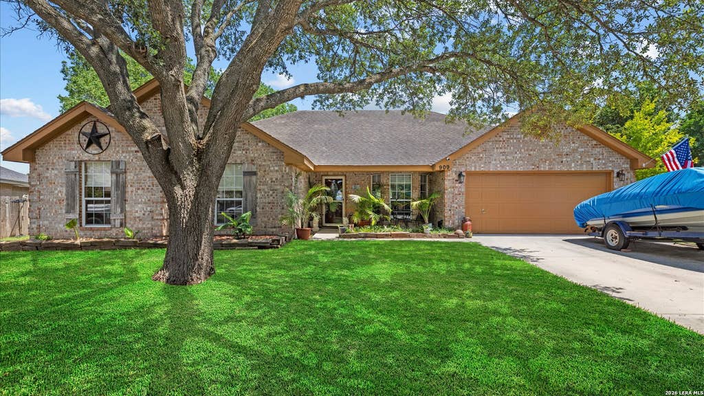 Photo of 909 QUEENS DR, New Braunfels, TX 78130 (MLS # 1967092)