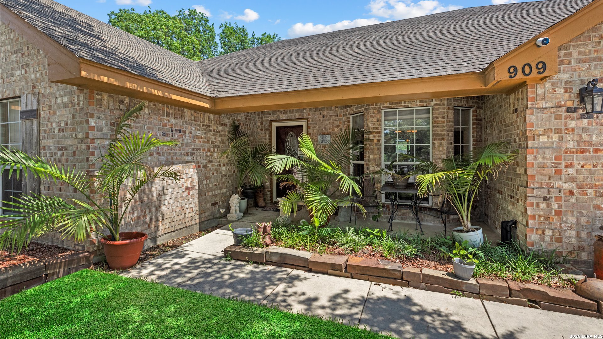 909 QUEENS DR