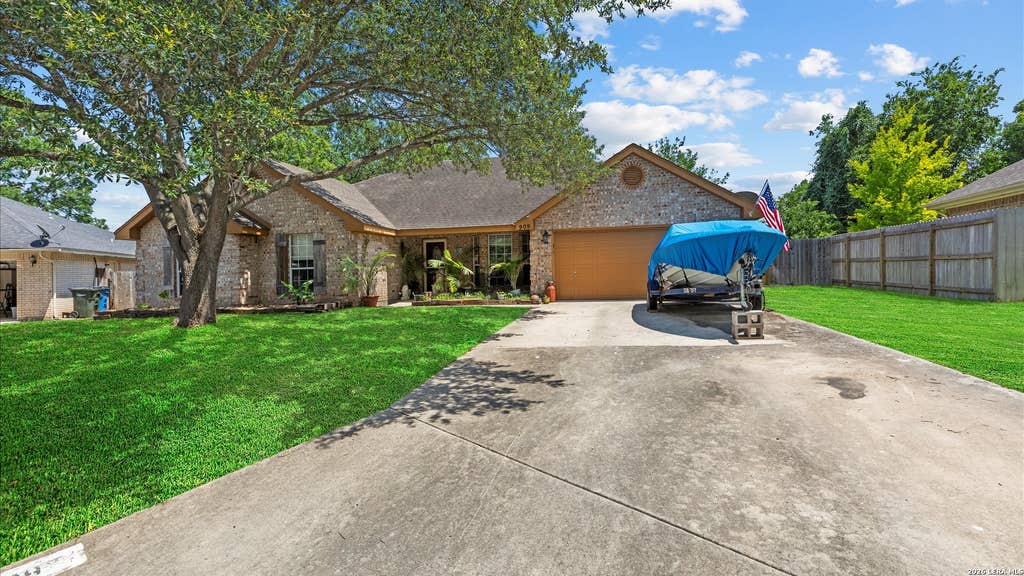Photo of 909 QUEENS DR, New Braunfels, TX 78130 (MLS # 1967092)