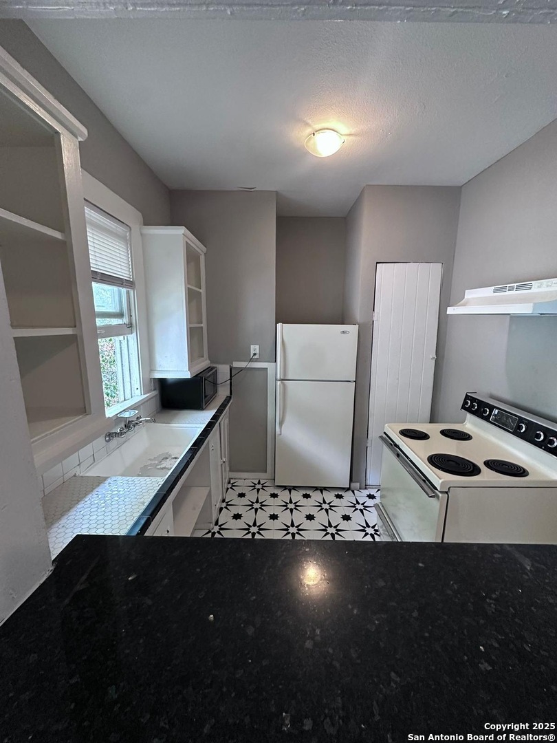 415 E Locust 3