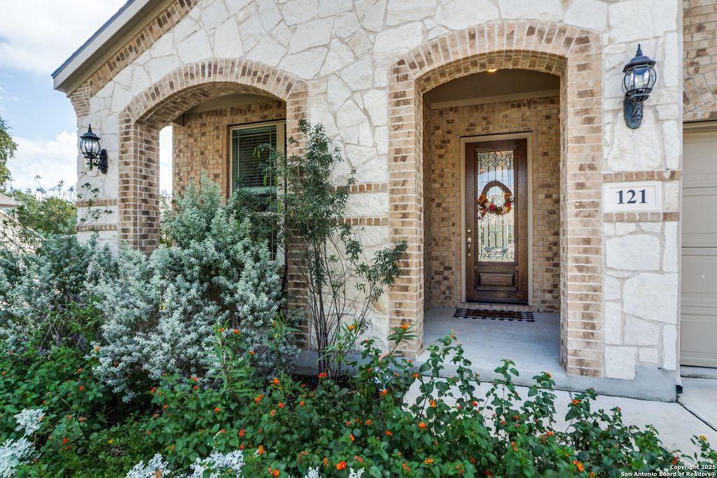 Photo of 121 Stablewood Ct, Boerne, TX 78006 (MLS # 1924102)