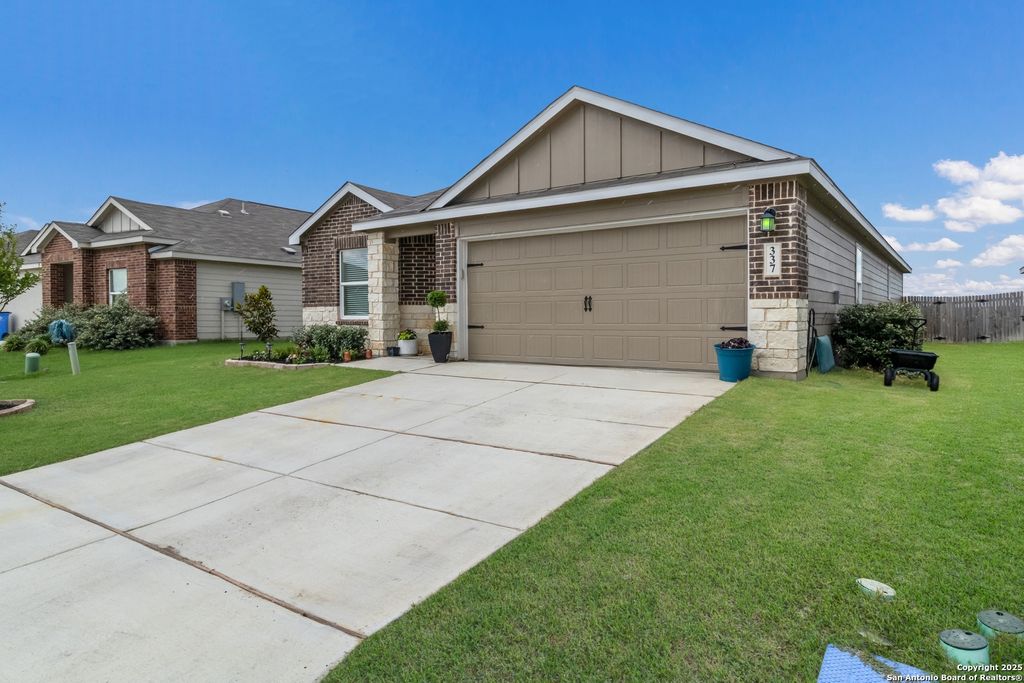 Photo of 337 Cordova Crossing, Seguin, TX 78155 (MLS # 1879582)