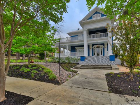 702 W FRENCH PL San Antonio TX 78212