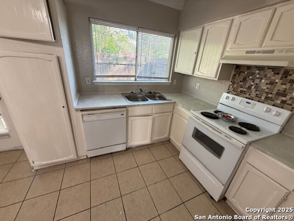 Photo of 7923 DONORE PL 5 #5, San Antonio, TX 78229 (MLS # 1913865)