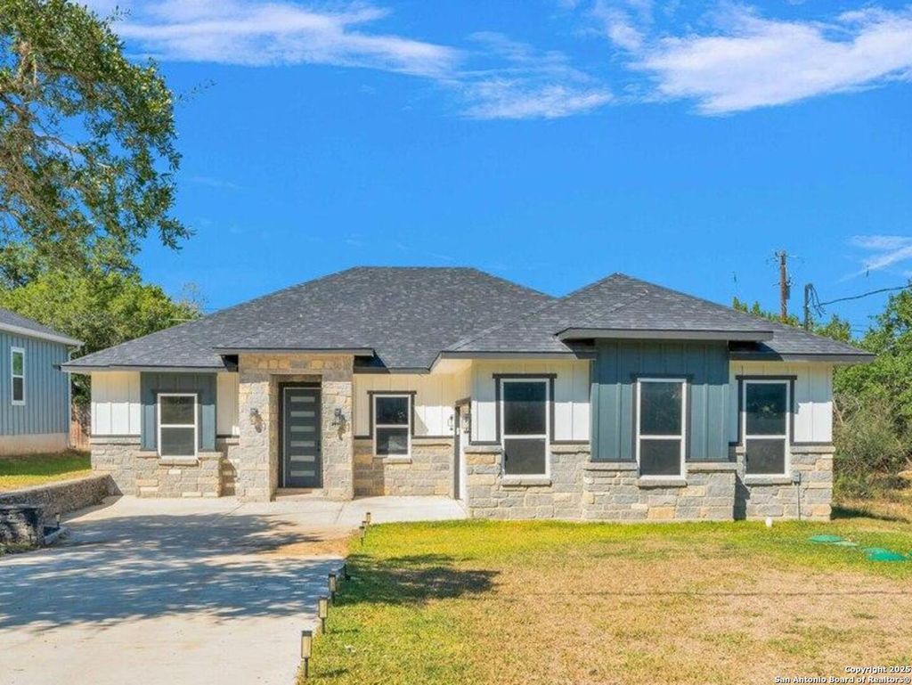 Photo of 1363 Canyon Edge, Canyon Lake, TX 78133 (MLS # 1923960)