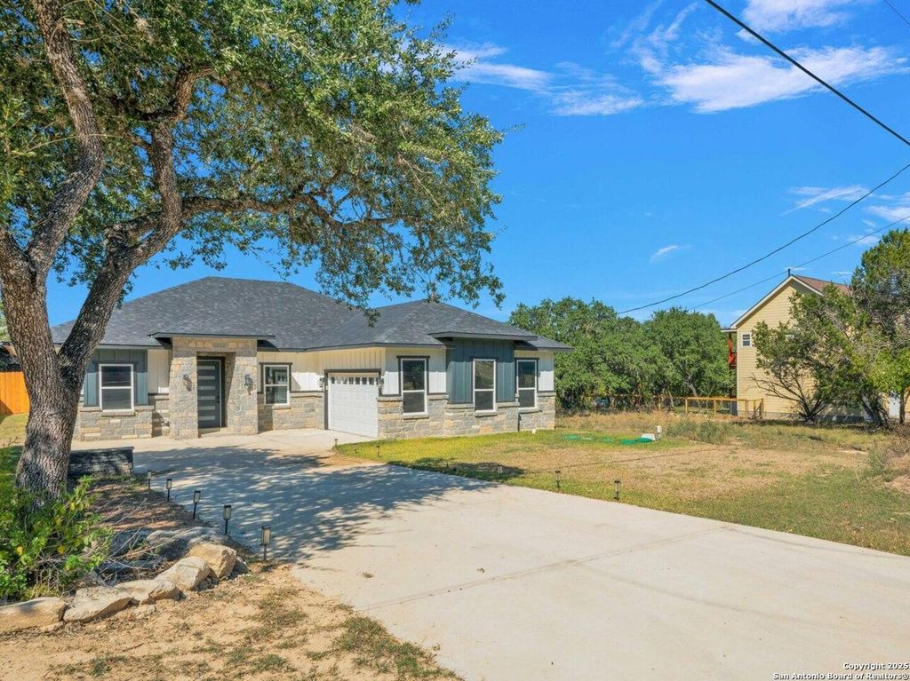 Photo of 1363 Canyon Edge, Canyon Lake, TX 78133 (MLS # 1923960)