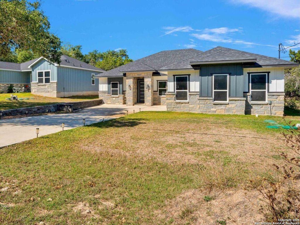 Photo of 1363 Canyon Edge, Canyon Lake, TX 78133 (MLS # 1923960)