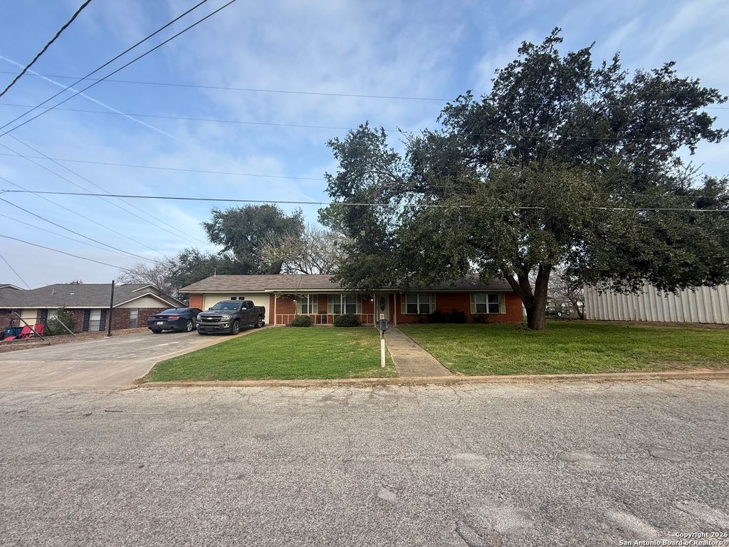 Photo of 922 Wilshire, Pleasanton, TX 78064 (MLS # 1931434)