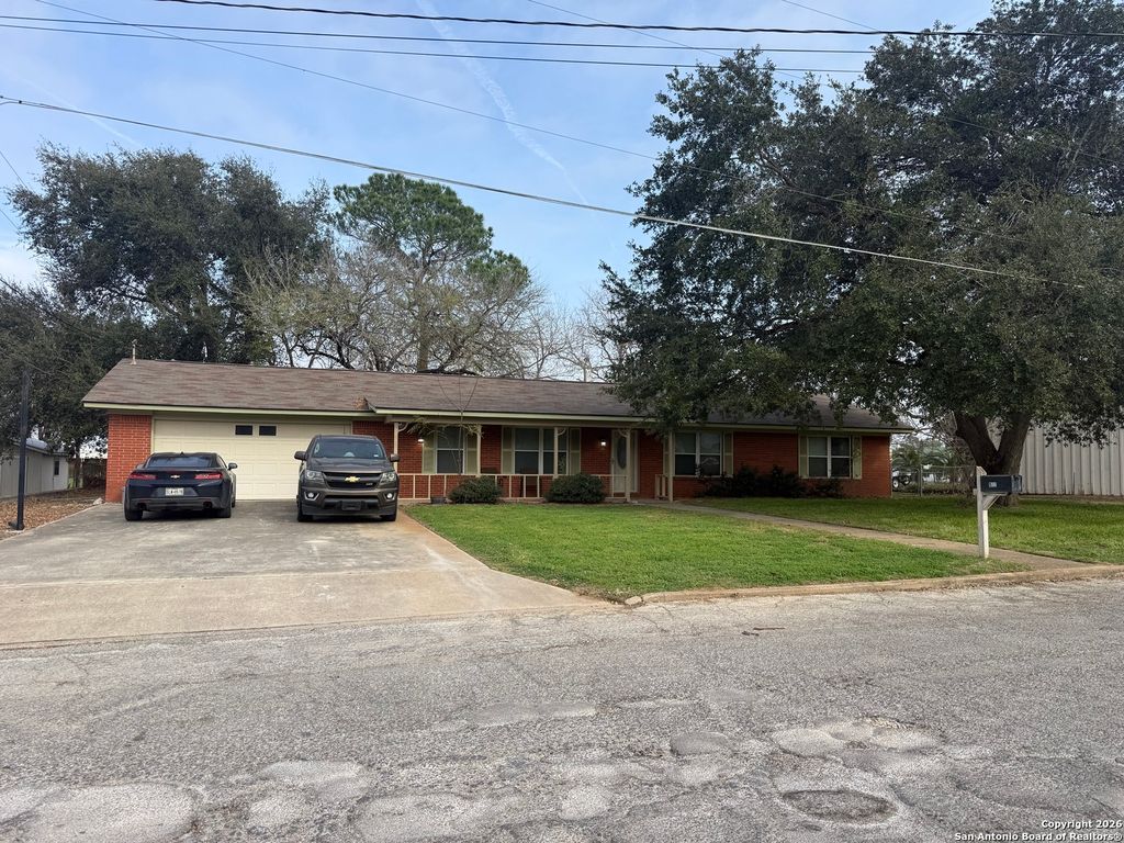 Photo of 922 Wilshire, Pleasanton, TX 78064 (MLS # 1931434)