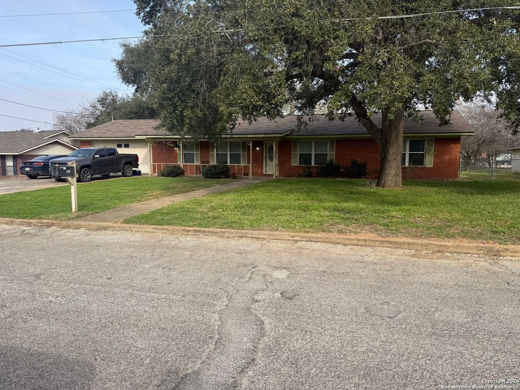 Photo of 922 Wilshire, Pleasanton, TX 78064 (MLS # 1931434)