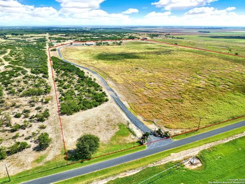 722 County Road 424 Hondo TX 78861